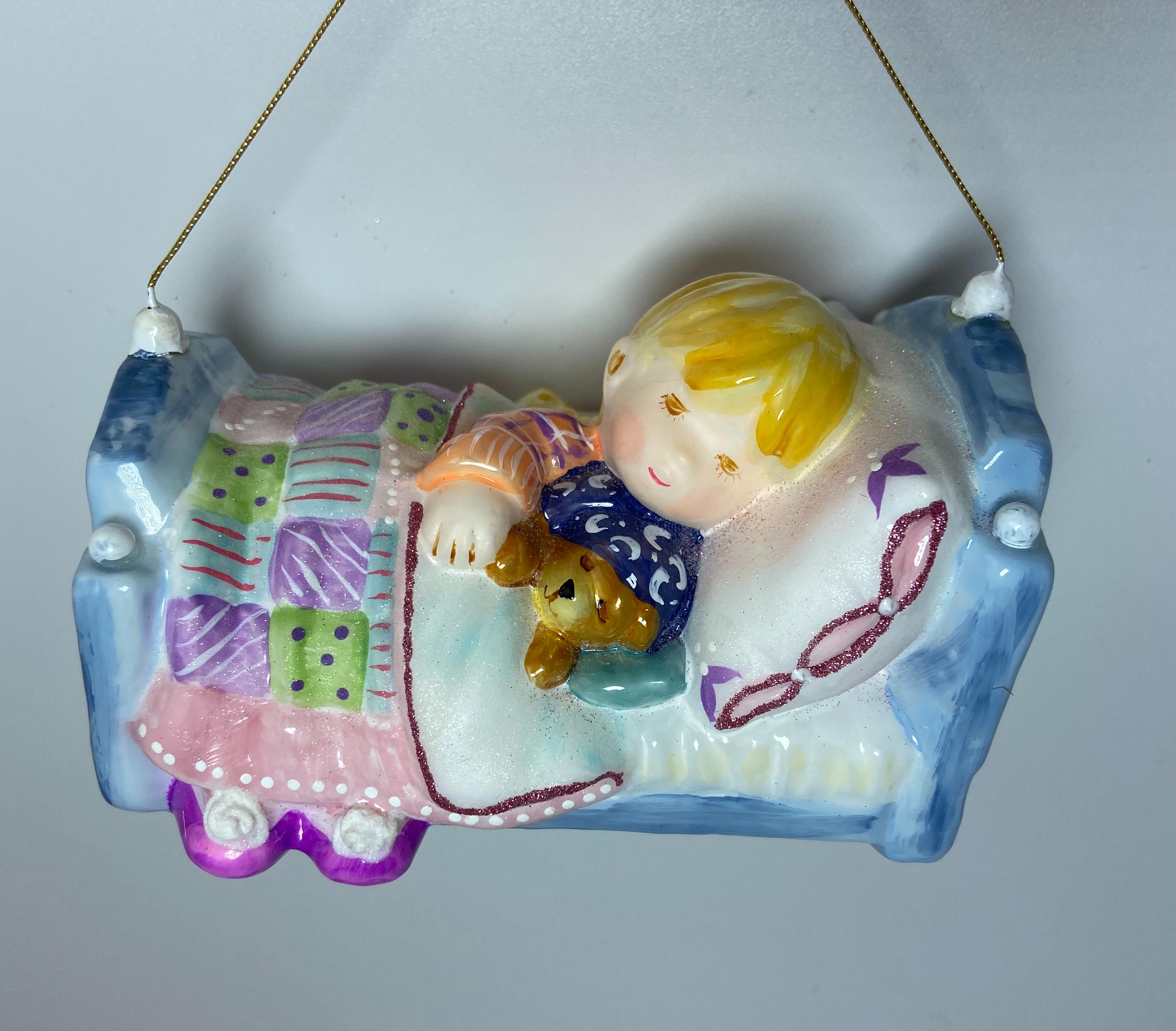 Ёлочная игрушка Девочка спит в кровати стекло Komozja Family